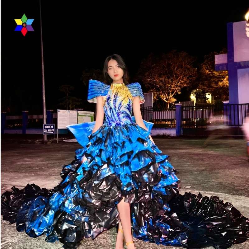 Đầm dạ hội tái chế 