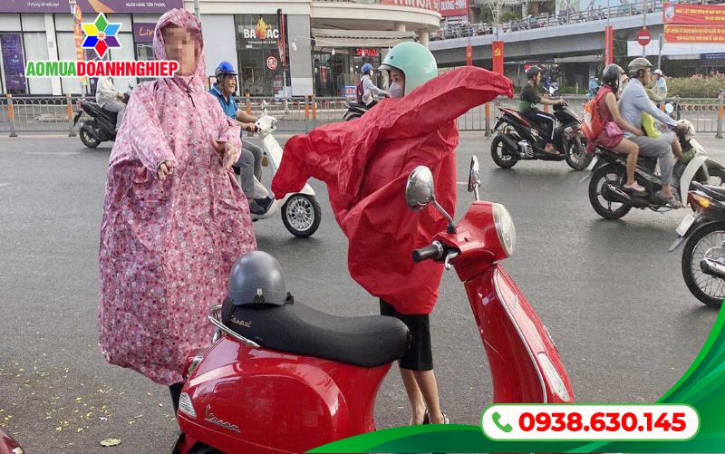 Dừng Xe Mặc Áo Mưa Bị Phạt Bao Nhiêu? Quy Định Mới Nhất