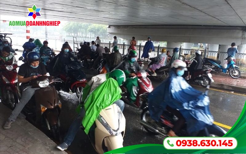 Quy định pháp luật về dừng xe mặc áo mưa