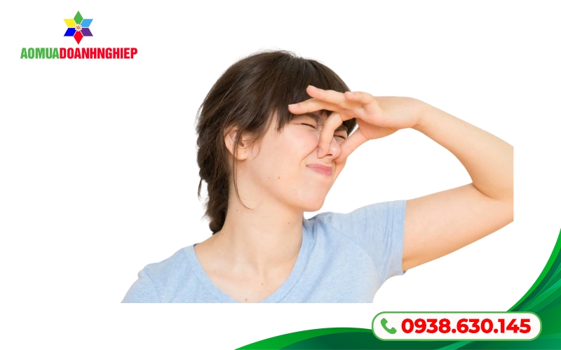 Cất áo mưa khi còn ẩm ướt