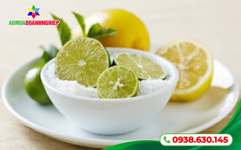 Dùng chanh và muối để khử mùi