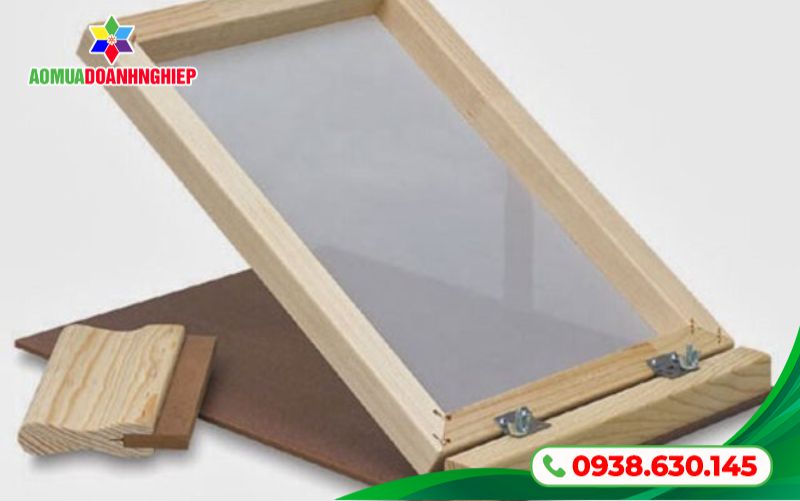 Bước 1: Chuẩn bị khung lụa và mực in