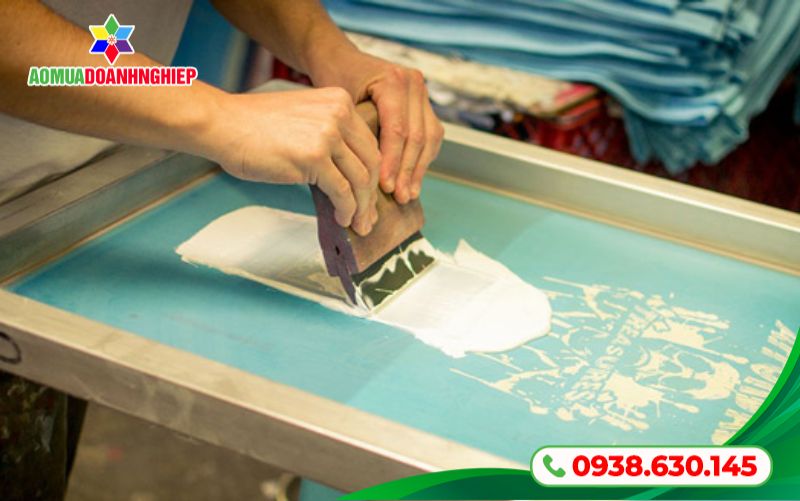 Kỹ Thuật In lụa cho áo mưa: Bí quyết bền màu và sắc nét