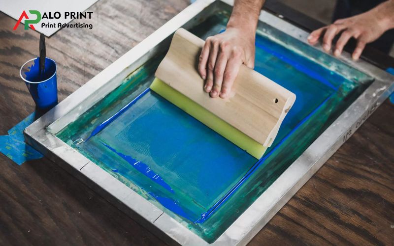 In lụa kết hợp sấy nhiệt chống rộp mặt in