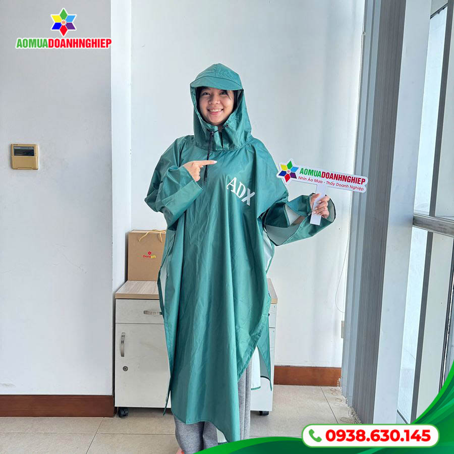 Đóng gói và chuẩn bị giao nhận áo mưa ADX
