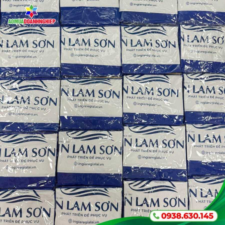 Thành phẩm trong quá trình kiểm tra áo mưa In Lam Sơn