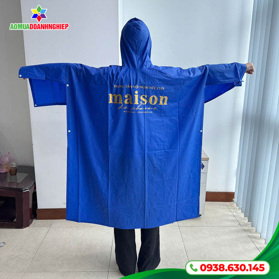 Đóng gói và chuẩn bị giao nhận áo mưa Maison