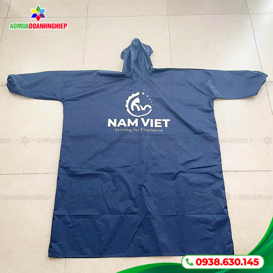 Đóng gói và chuẩn bị giao nhận áo mưa Nam Việt