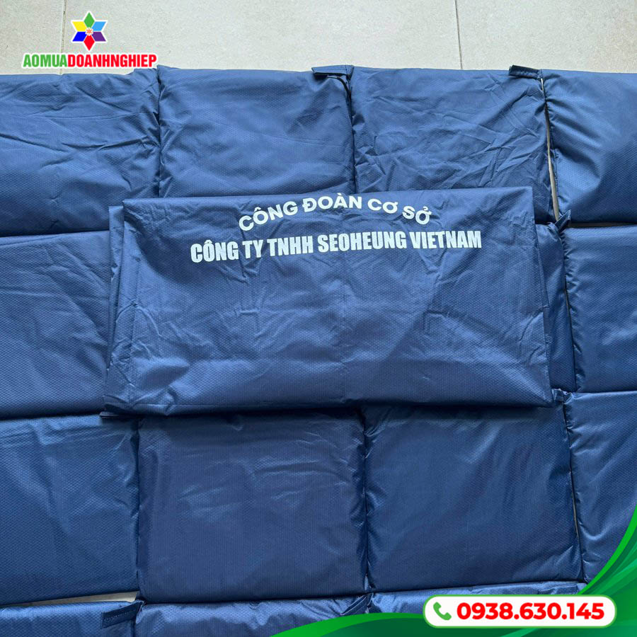 Đóng gói và chuẩn bị giao nhận áo mưa Seoheung VN
