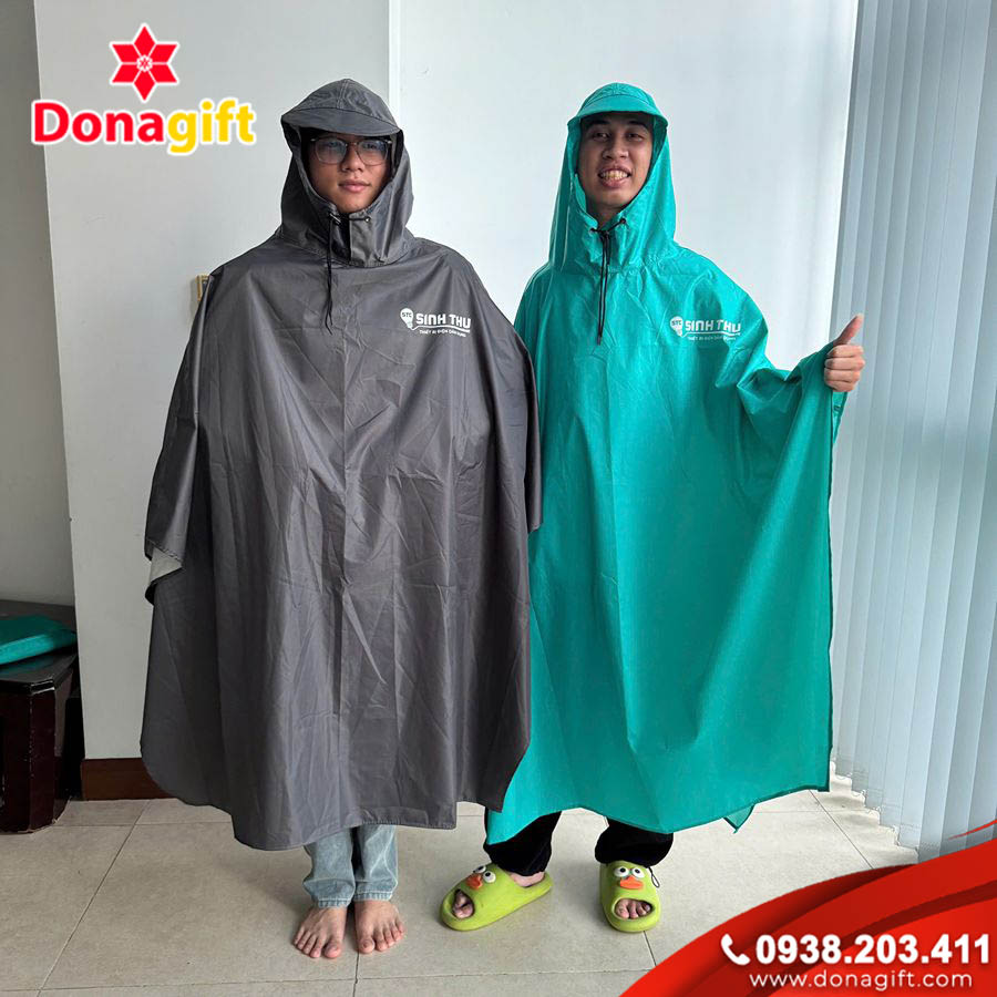 Đóng gói và chuẩn bị giao nhận áo mưa Sinh Thu