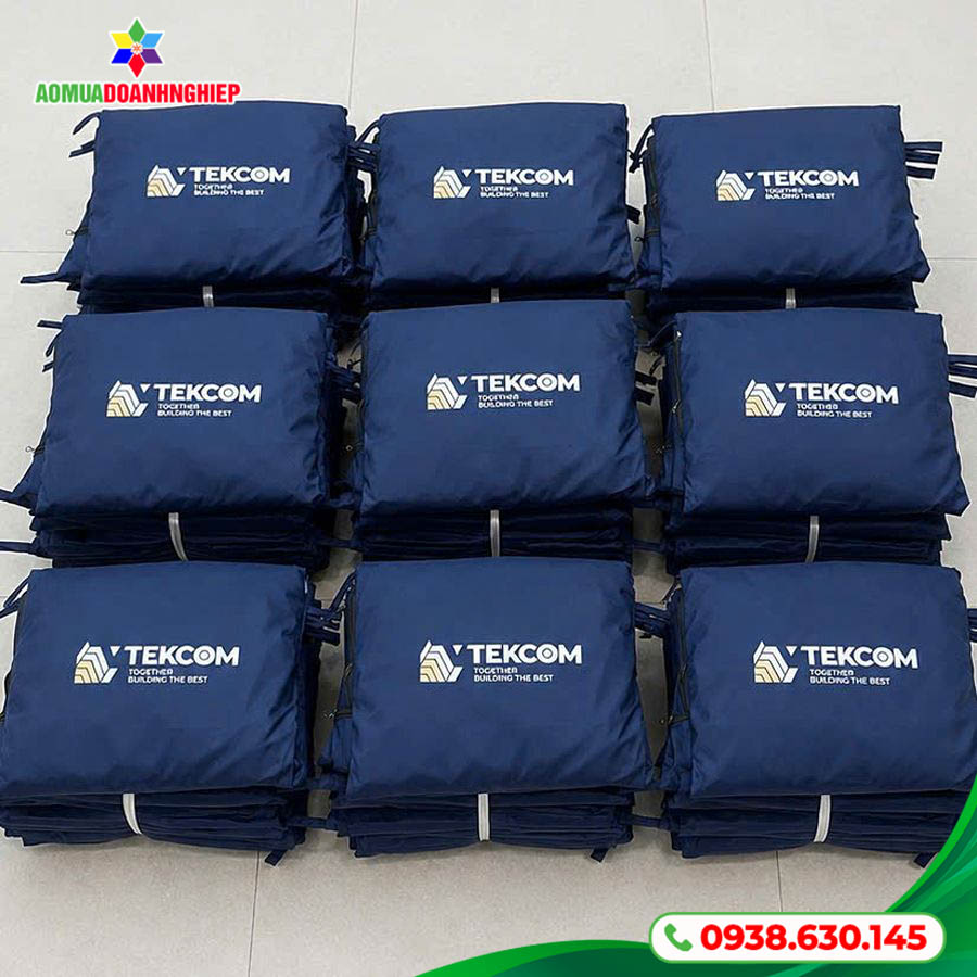 Đóng gói và chuẩn bị giao nhận áo mưa Tekcom