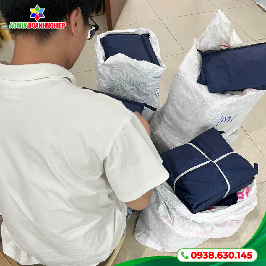Chi tiết nhận diện thương hiệu áo mưa VT Services