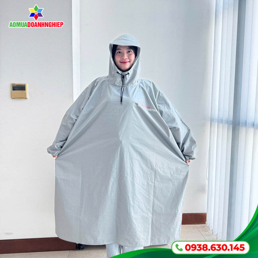 Chi tiết logo trước ngực áo mưa Action Composites