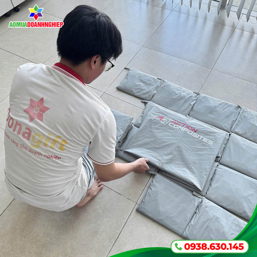 Tổng thể áo mưa in logo Action Composites